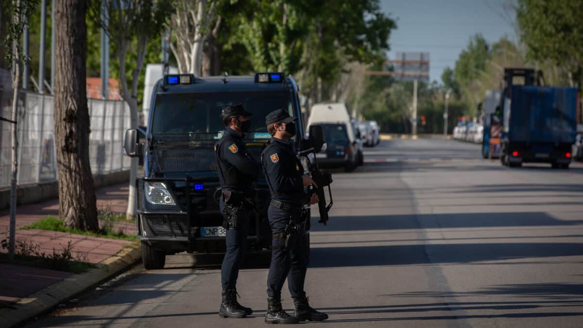 Agentes de Policía Nacional escoltan una comisaría ubicada en la Zona Franca de Barcelona, Catalunya, (España).