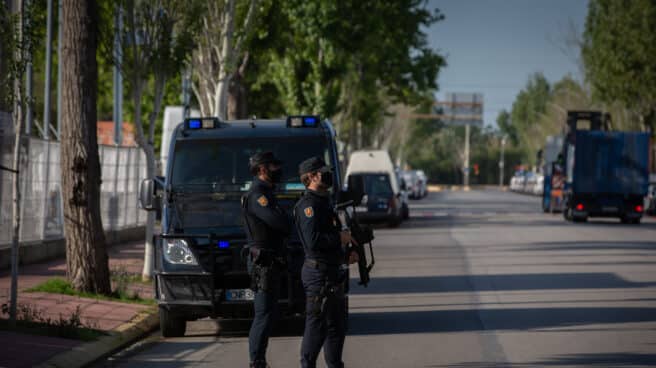 Agentes de Policía Nacional escoltan una comisaría ubicada en la Zona Franca de Barcelona, Catalunya, (España).
