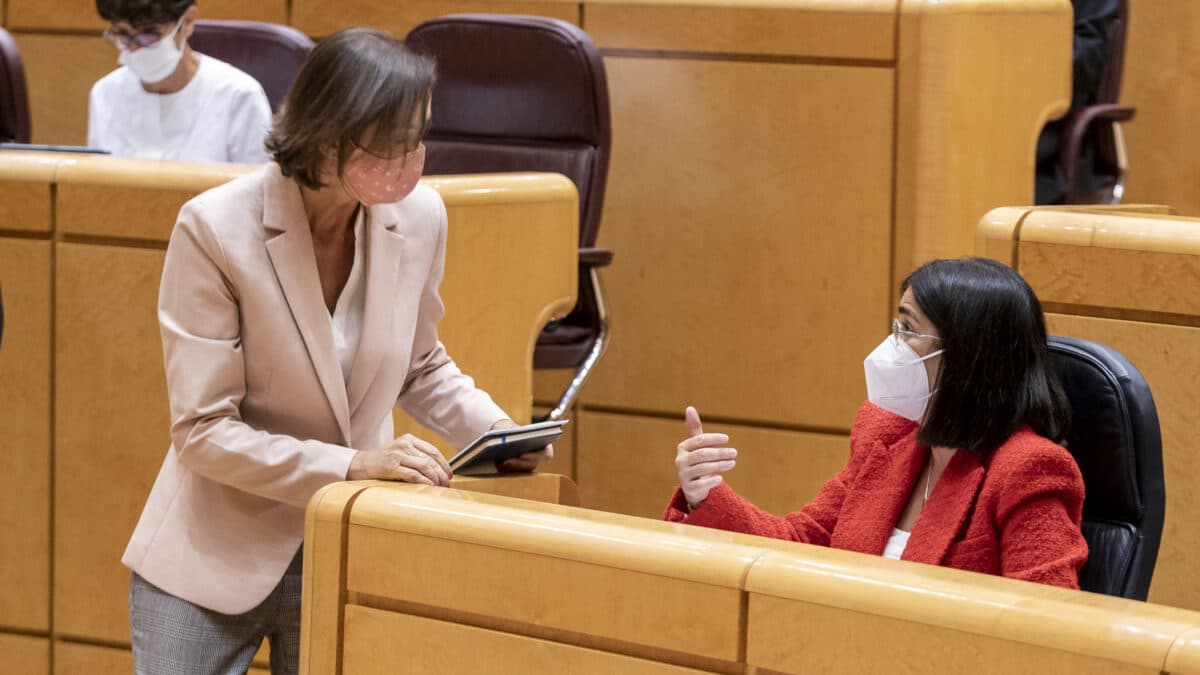 La ministra de Industria, Comercio y Turismo, Reyes Maroto (i) y la ministra de Sanidad, Carolina Darias (d), en una sesión de control al Gobierno en el Senado, a 5 de octubre de 2021, en Madrid, (España). El Senado celebra este martes una nueva sesión de control al Gobierno, donde los ministros deben responder a varias cuestiones relativas a la crisis por la erupción del volcán en la isla de La Palma, en concreto sobre las ayudas previstas para los afectados por la erupción del volcán de Cumbre Vieja, que desde el 19 de septiembre expulsa lava; sobre las ayudas para paliar los daños del suceso, y qué medidas se están poniendo y se pondrán en marcha para ayudar tanto a los afectados como a La Palma. Asimismo, vuelve a ser objeto de debate la subida del precio de la luz, que el próximo miércoles se disparará hasta un nuevo máximo histórico.