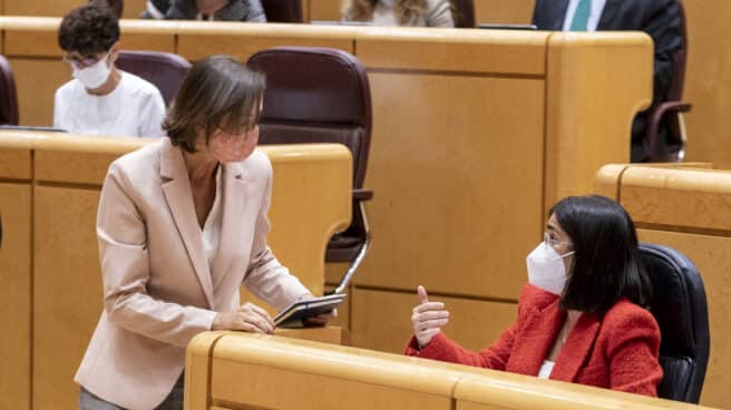 La ministra de Industria, Comercio y Turismo, Reyes Maroto (i) y la ministra de Sanidad, Carolina Darias (d), en una sesión de control al Gobierno en el Senado, a 5 de octubre de 2021, en Madrid, (España). El Senado celebra este martes una nueva sesión de control al Gobierno, donde los ministros deben responder a varias cuestiones relativas a la crisis por la erupción del volcán en la isla de La Palma, en concreto sobre las ayudas previstas para los afectados por la erupción del volcán de Cumbre Vieja, que desde el 19 de septiembre expulsa lava; sobre las ayudas para paliar los daños del suceso, y qué medidas se están poniendo y se pondrán en marcha para ayudar tanto a los afectados como a La Palma. Asimismo, vuelve a ser objeto de debate la subida del precio de la luz, que el próximo miércoles se disparará hasta un nuevo máximo histórico.