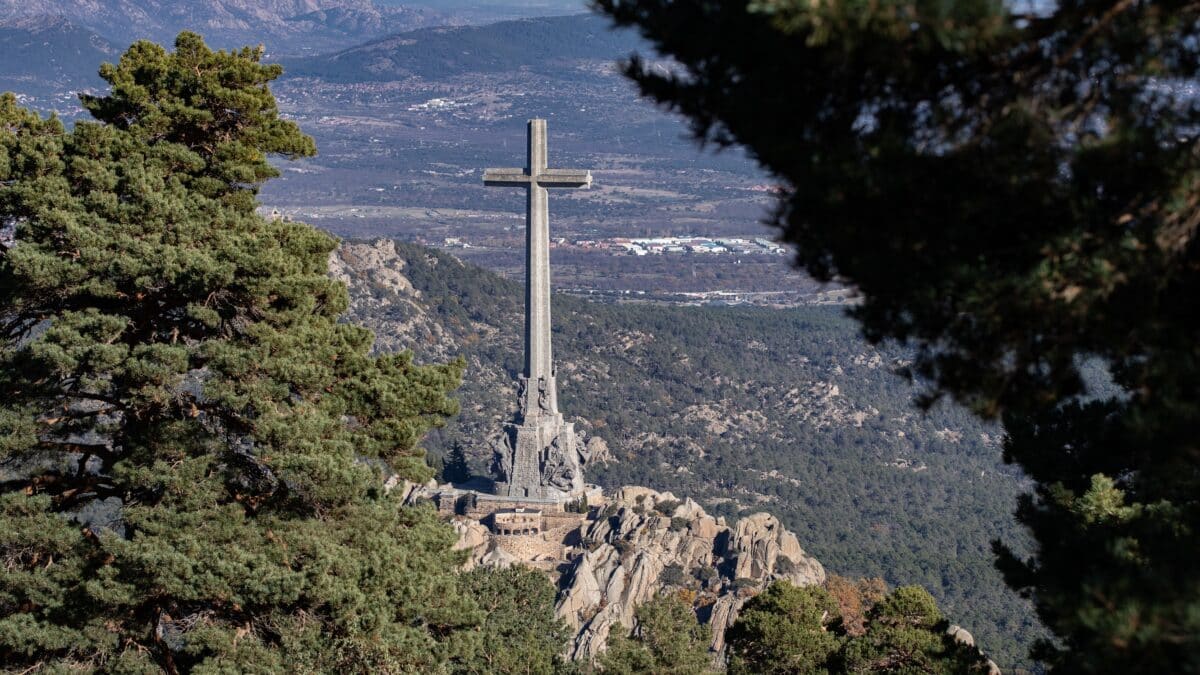 La cruz que corona el hasta ahora Valle de los Caídos vista desde el mirador de Cuelgamuros.