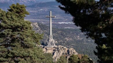 Ayuso asegura que "nunca" dará permiso para demoler la cruz del Valle de los Caídos