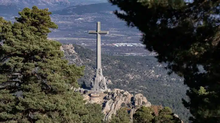 La cruz que corona el hasta ahora Valle de los Caídos vista desde el mirador de Cuelgamuros.