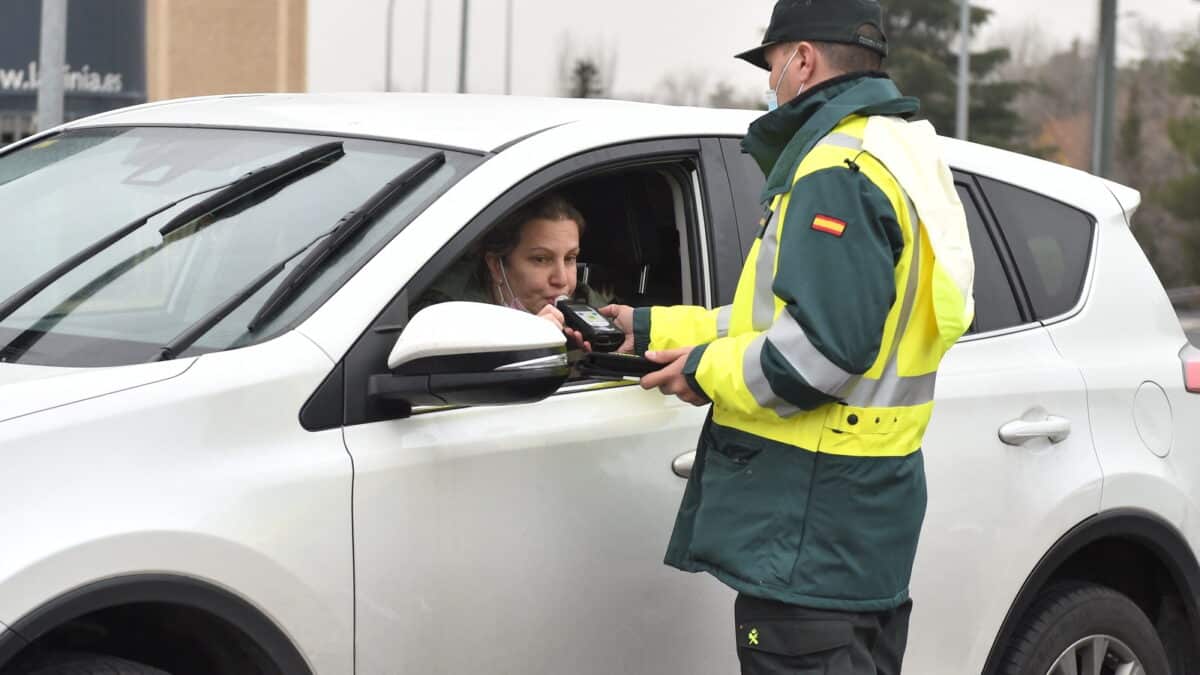 Un agente de la Guardia Civil realizan un control de alcohol y drogas a una mujer en el kilómetri 13,600 de la carretera A-1