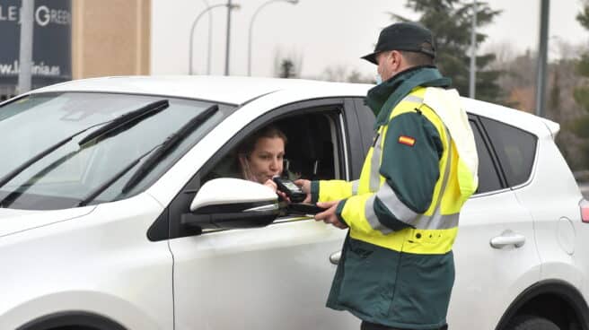 Un agente de la Guardia Civil realizan un control de alcohol y drogas a una mujer en el kilómetri 13,600 de la carretera A-1