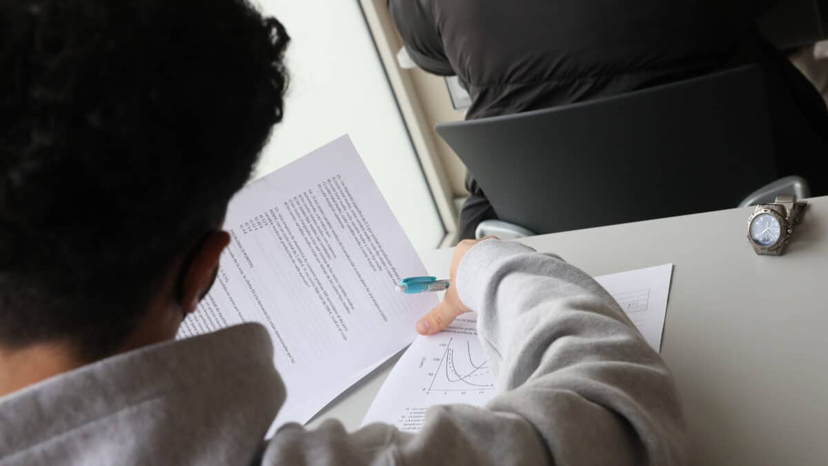 Un alumno de la Facultad de Ciencias económicas de la Universidad CEU San Pablo realiza un examen