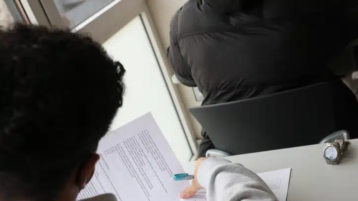 Un alumno de la Facultad de Ciencias económicas de la Universidad CEU San Pablo realiza un examen
