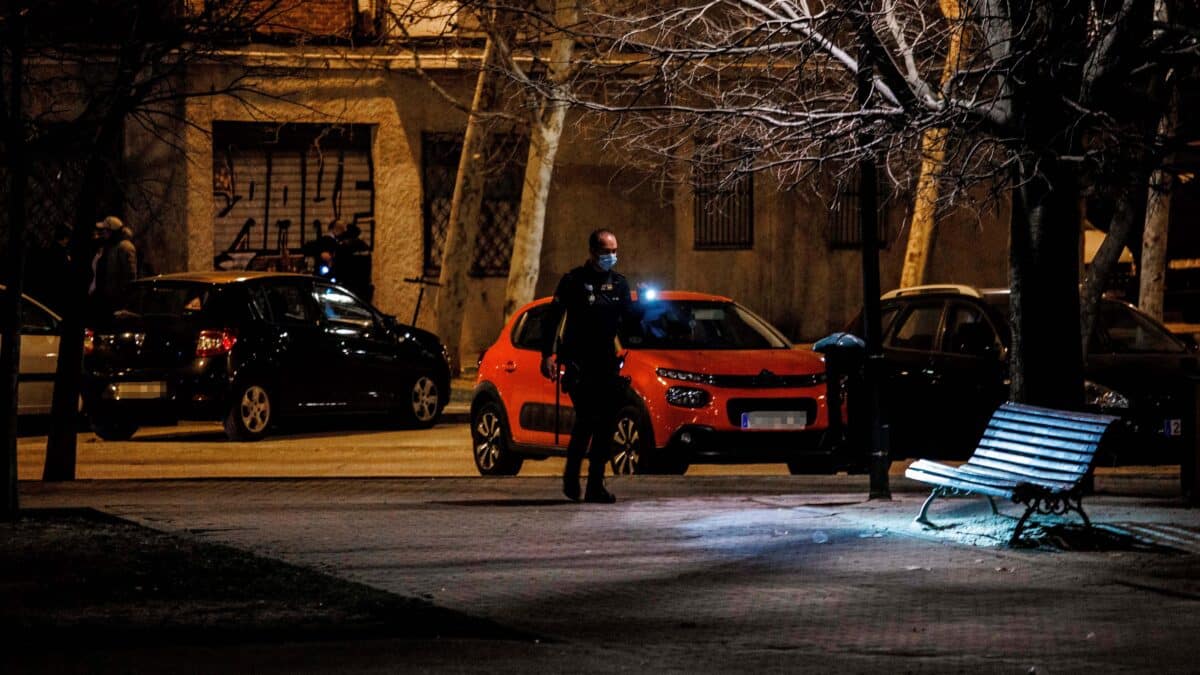 Un agente de Policía Nacional camina por una vía el día en que ha comenzado un plan específico contra las bandas juveniles