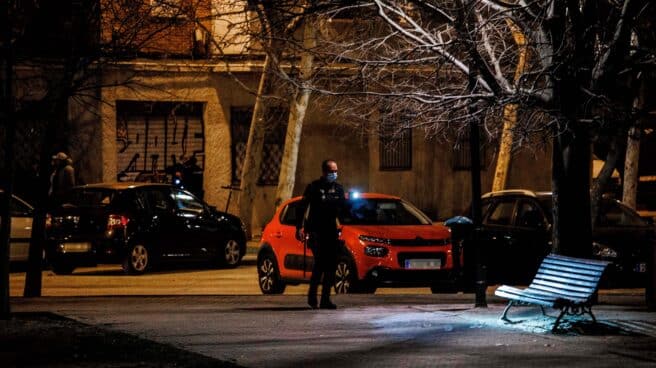 Alerta antes de Navidad: Interior ordena reforzar el control sobre las bandas juveniles Un agente de Policía Nacional camina por una vía el día en que ha comenzado un plan específico contra las bandas juveniles
