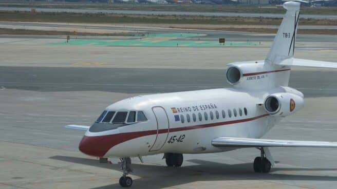 Un Falcon del Ejército del Aire, en el aeropuerto de Sevilla.