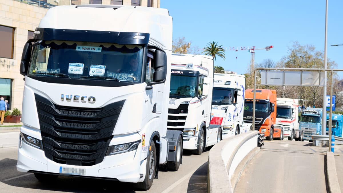 Varios camiones participan en una marcha tras la huelga de transportes del pasado marzo.