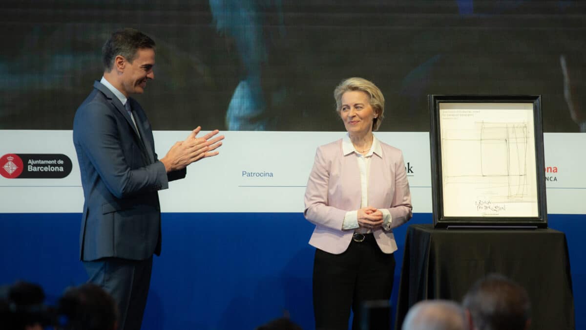 El presidente del Gobierno, Pedro Sánchez, aplaude a la presidenta de la Comisión Europea, Ursula Von der Leyen, durante la entrega del II Premio Cercle d'Economia a la Construcció Europea, en Barcelona.