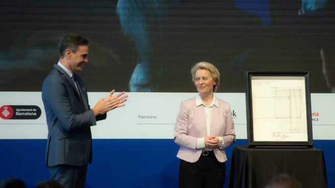 El presidente del Gobierno, Pedro Sánchez, aplaude a la presidenta de la Comisión Europea, Ursula Von der Leyen, durante la entrega del II Premio Cercle d'Economia a la Construcció Europea, en Barcelona.