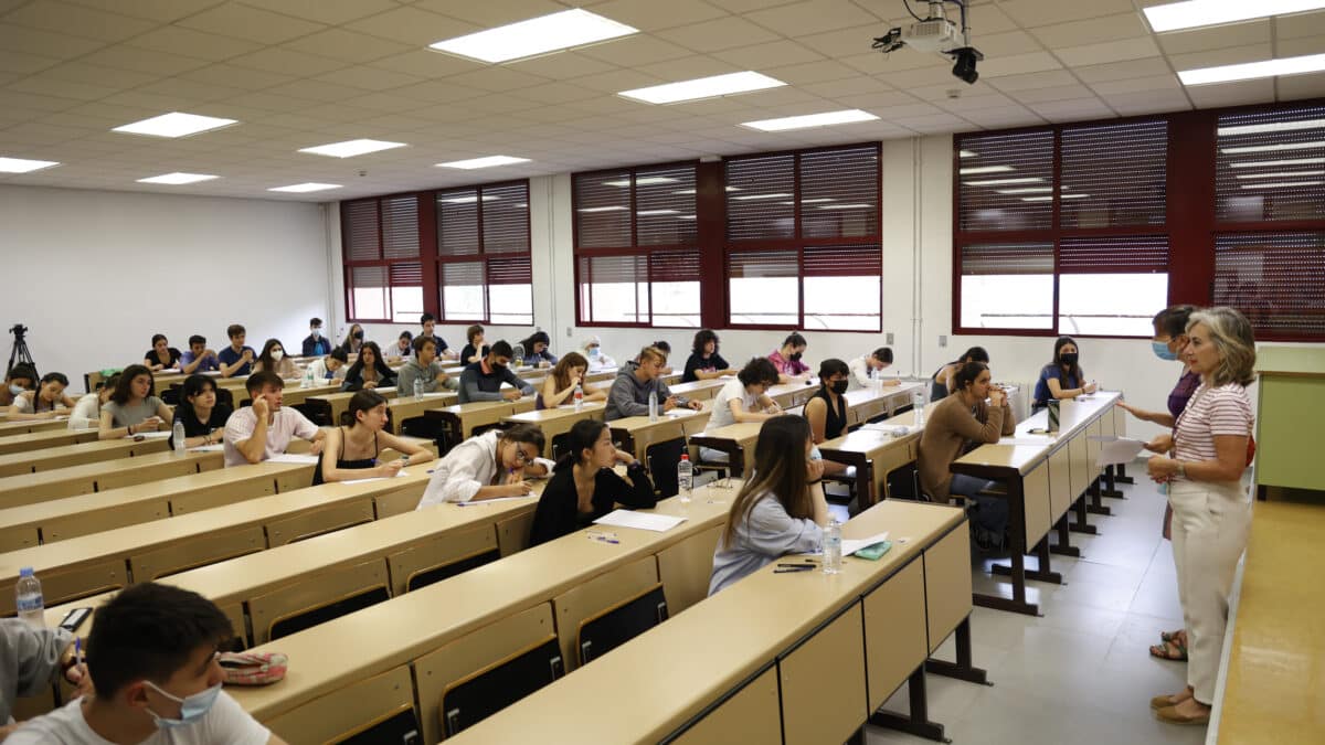 Estudiantes esperan antes de comenzar las pruebas de acceso a la universidad 2022