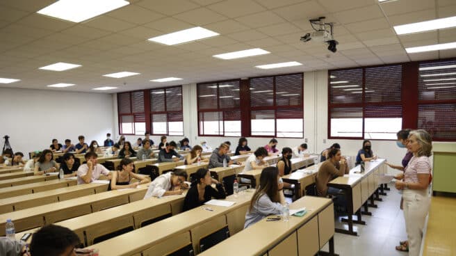 Estudiantes esperan antes de comenzar las pruebas de acceso a la universidad 2022