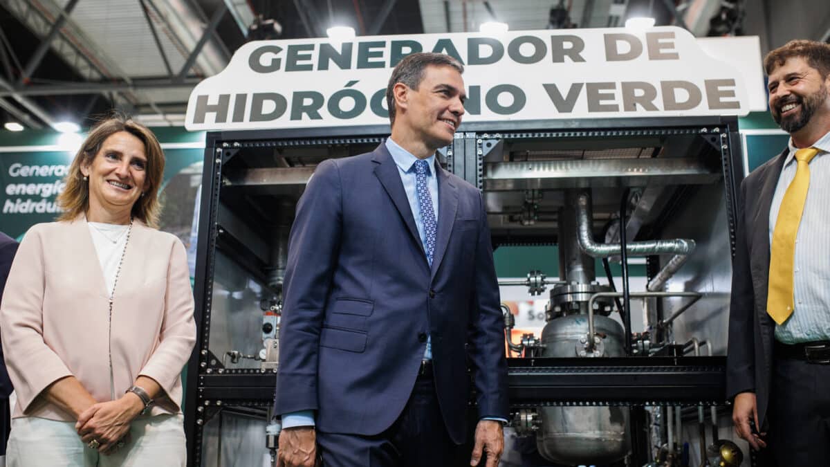 El presidente del Gobierno, Pedro Sánchez y la vicepresidenta tercera y ministra para la Transición Ecológica y el Reto Demográfico, Teresa Ribera