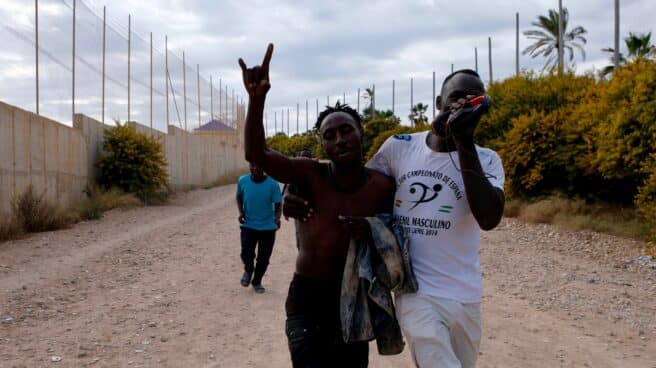 Varios migrantes celebran haber logrado saltar la valla de Melilla el pasado 24 de junio.