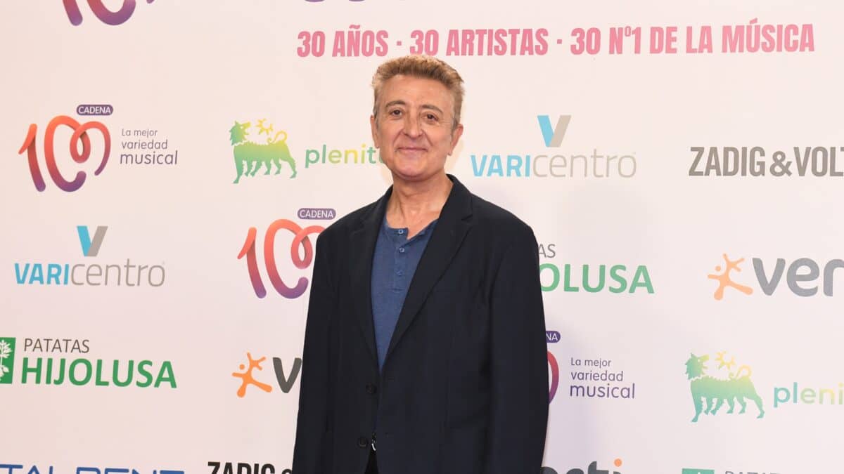 El cantante Manolo García posa en el photocall previo al concierto del 30 aniversario de Cadena 100