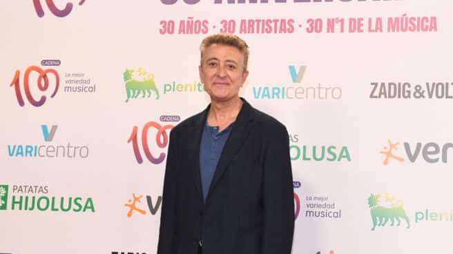 El cantante Manolo García posa en el photocall previo al concierto del 30 aniversario de Cadena 100