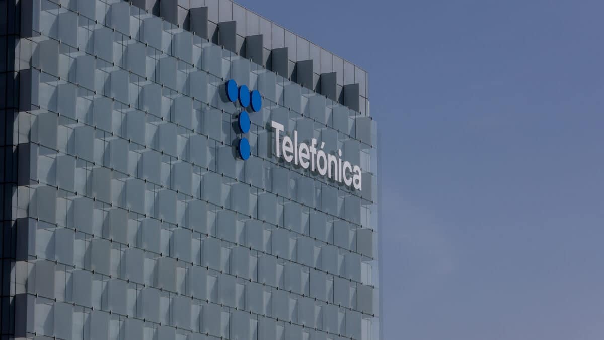 Fachada de la sede de la multinacional española Telefónica, situada en la Ronda de la Comunicación, en el denominado Distrito Telefónica