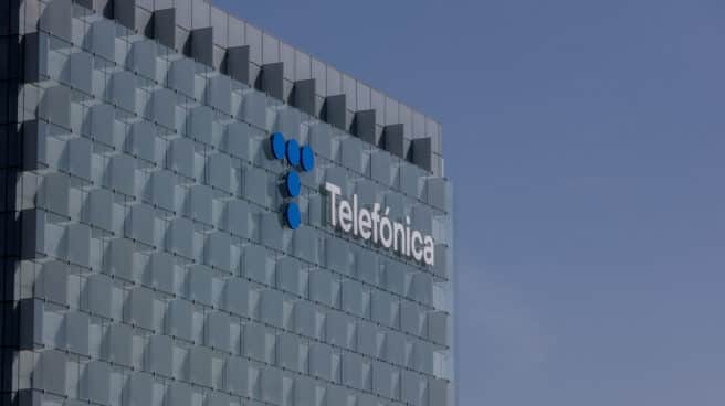 Sede de Telefónica, que hará un plan de ajuste tras subir los salarios ligados al IPC Fachada de la sede de la multinacional española Telefónica, situada en la Ronda de la Comunicación, en el denominado Distrito Telefónica