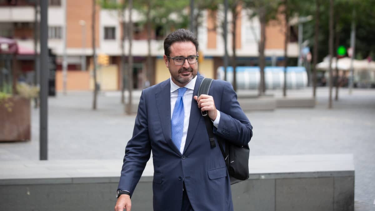 El excargo de Convergència Democràtica de Catalunya (CDC) David Madí sale de un juicio en Barcelona.
