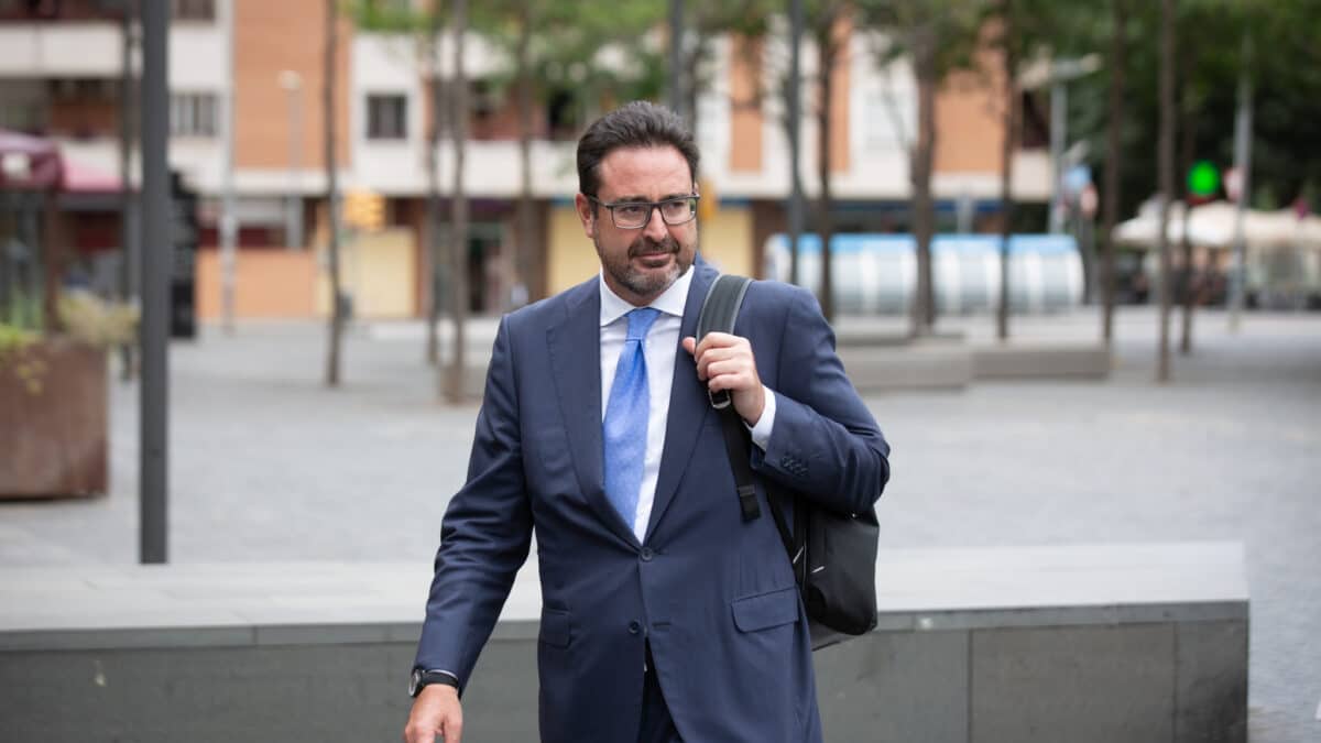 El excargo de Convergència Democràtica de Catalunya (CDC) David Madí sale de un juicio en Barcelona.