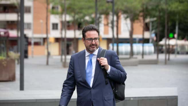 El excargo de Convergència Democràtica de Catalunya (CDC) David Madí sale de un juicio en Barcelona.