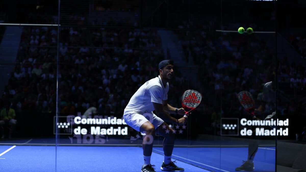 Alejandro Galán de España en acción durante el partido de dobles con Juan Lebron de España contra Francisco Navarro de España y Martin Di Nenno de Argentina durante la Final de Madrid Premier Padel P1 2022