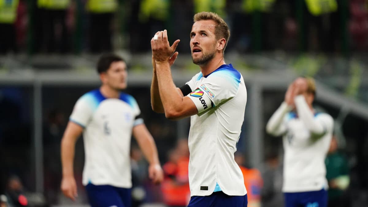 Harry Kane, con el brazalete LGTB, aplaude a los aficionados tras un partido con Inglaterra