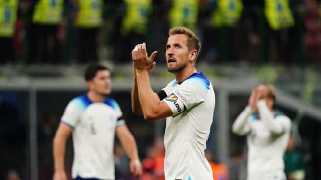 Harry Kane, con el brazalete LGTB, aplaude a los aficionados tras un partido con Inglaterra Harry Kane, con el brazalete LGTB, aplaude a los aficionados tras un partido con Inglaterra