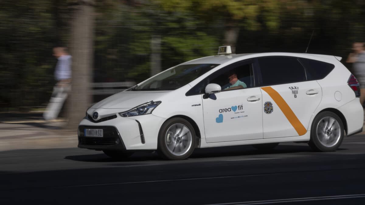 Un taxi circulando el día en que se aprobará el decreto para regular VTC en Andalucía.