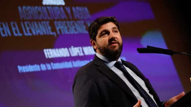 El presidente del Partido Popular de la Región de Murcia (PPRM), Fernando López Miras, interviene durante una jornada en el Auditorio Víctor Villegas