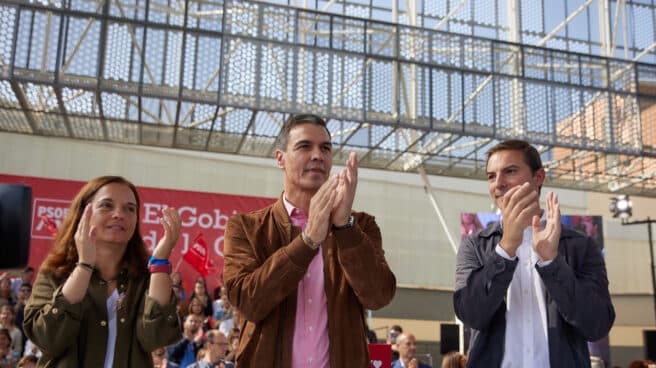 El presidente del Gobierno y líder del PSOE, Pedro Sánchez, interviene en un acto político de los socialistas, en el polideportivo Juan de la Cierva, a 8 de octubre de 2022, en Madrid (España). En este acto el presidente del Gobierno retoma hoy la gira de actos que tiene previsto desplegar el partido socialista dentro de la campaña 'El Gobierno de la Gente', hasta final de año y que tuvo que interrumpir tras haber dado positivo en covid-19. Esta campaña se produce de cara a las elecciones municipales y autonómicas.