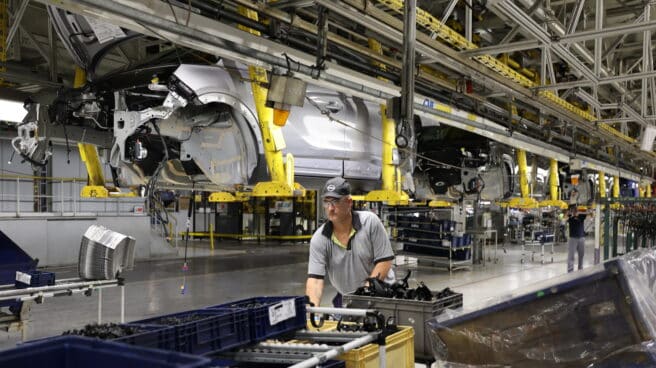 Un trabajador en la planta de Stellantis, en Zaragoza.