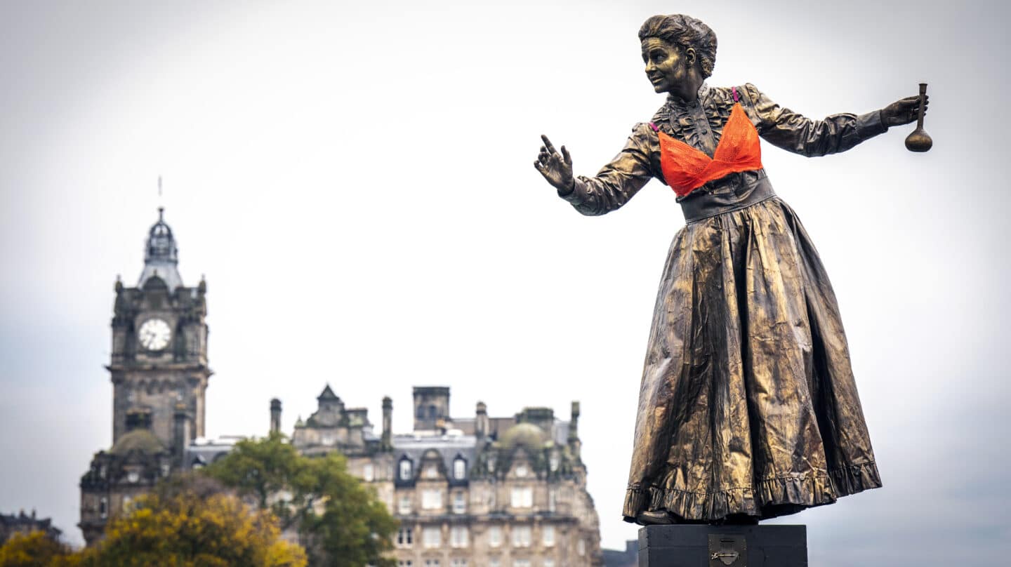 Campaña de prevención contra el cáncer en la que la estatua de Marie Curie en Edimburgo lleva un sostén para mujeres que se han sometido a una cirugía después del cáncer de mama.
