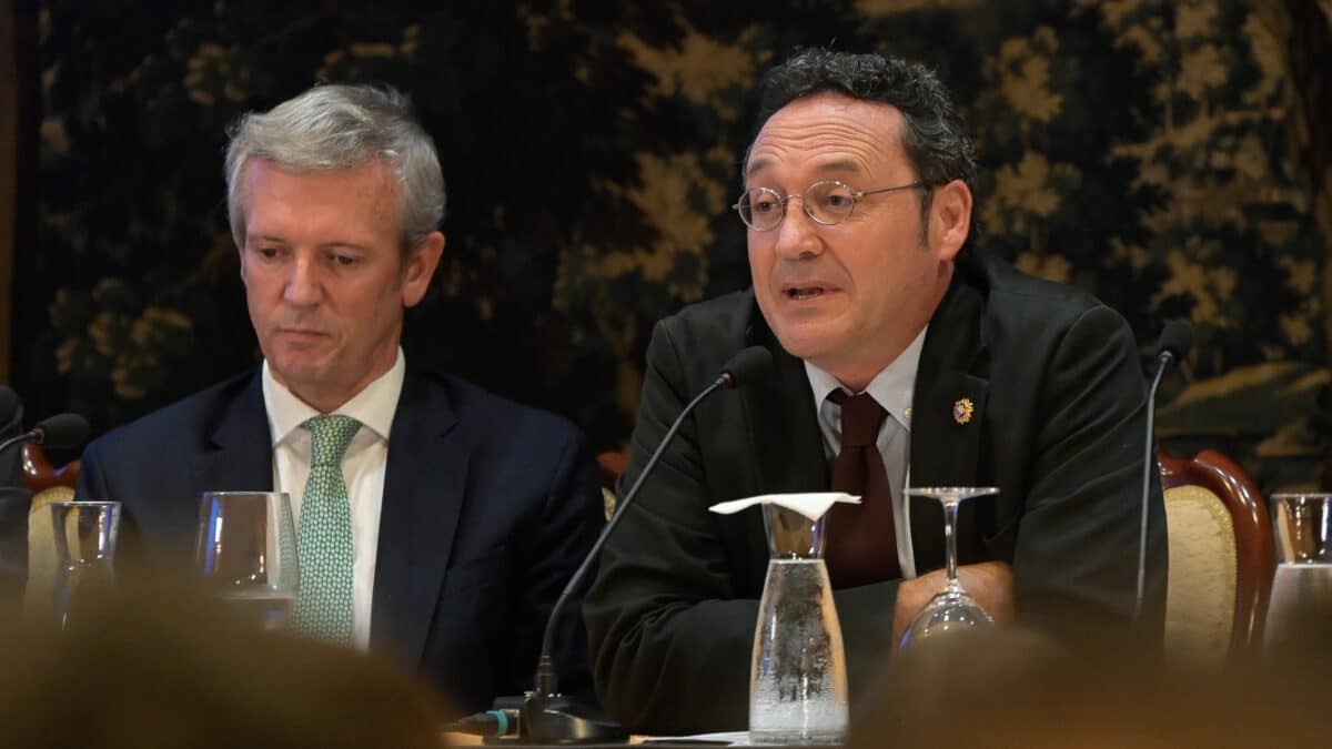 El presidente de la Xunta de Galicia, Alfonso Rueda (i) y el fiscal general del Estado, Álvaro García Ortiz (d), en la celebración del 40º Aniversario del Estatuto Orgánico del Ministerio Fiscal en el Pazo de Mariñán