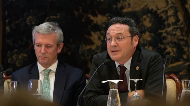 El presidente de la Xunta de Galicia, Alfonso Rueda (i) y el fiscal general del Estado, Álvaro García Ortiz (d), en la celebración del 40º Aniversario del Estatuto Orgánico del Ministerio Fiscal en el Pazo de Mariñán
