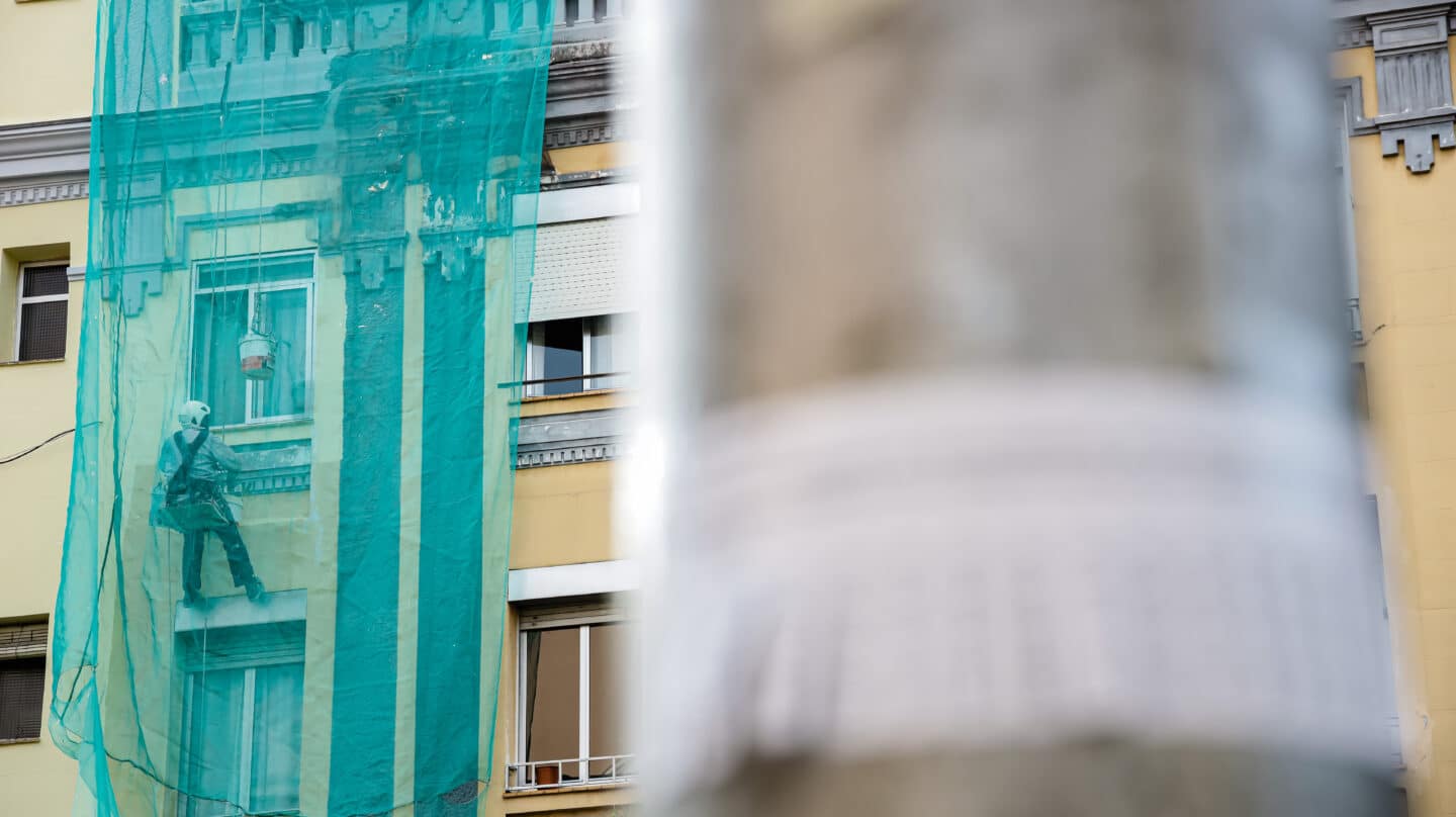 Un albañil en la fachada de un edificio en Madrid (España).