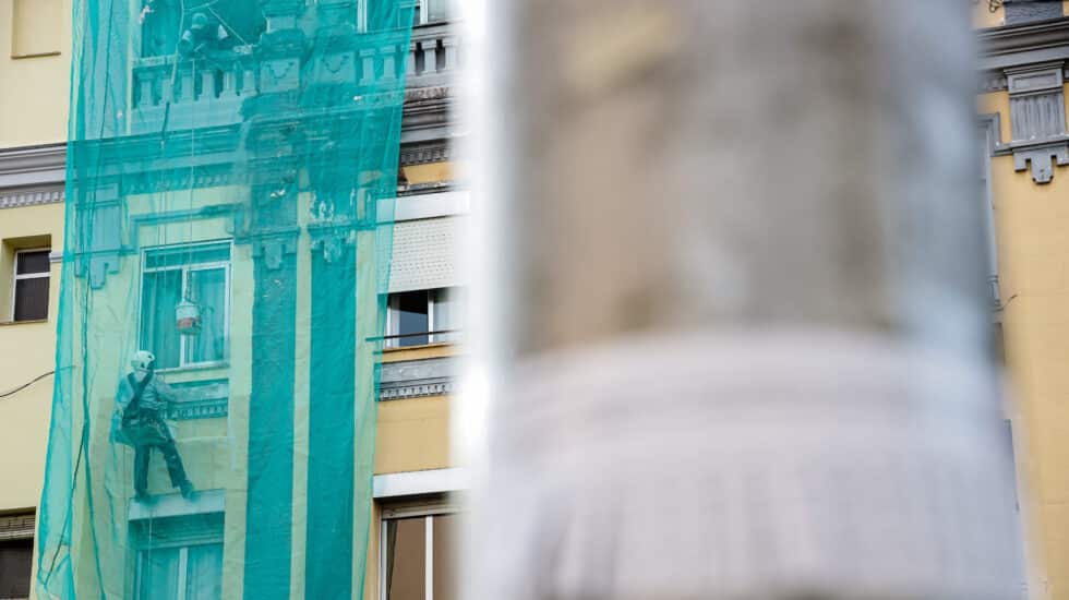 Un albañil en la fachada de un edificio en Madrid (España).