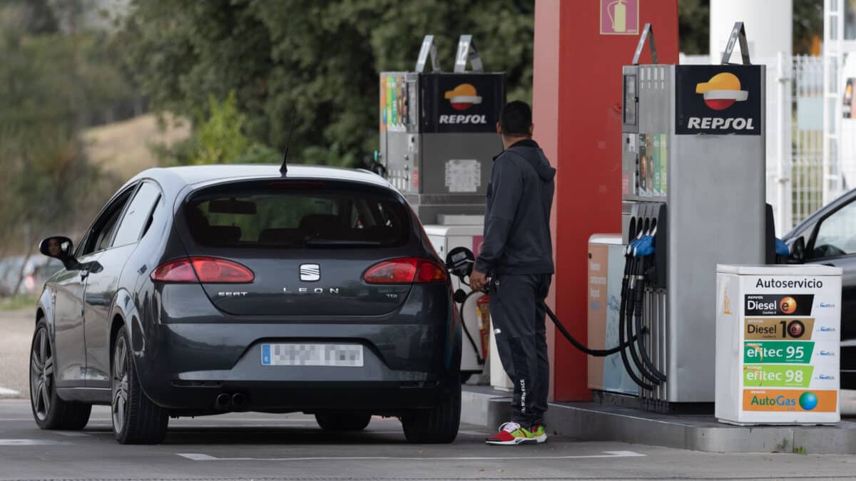 Una persona reposta su vehículo en una gasolinera