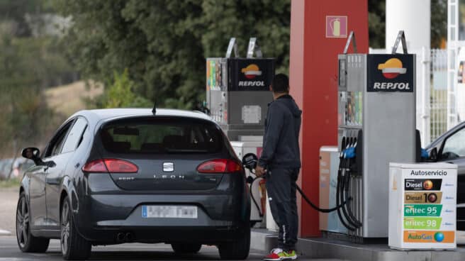 Una persona en una gasolinera, que se han librado de las sanciones de la CNMC Una persona reposta su vehículo en una gasolinera