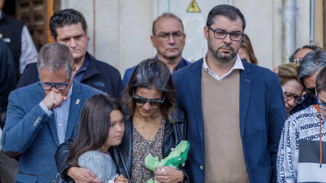 El alcalde de Torrecaballeros, Ruben García; la prima de la niña asesinada; la pareja del padre de la niña; y el padre de la niña asesinada durante un homenaje y minuto de silencio por la niña