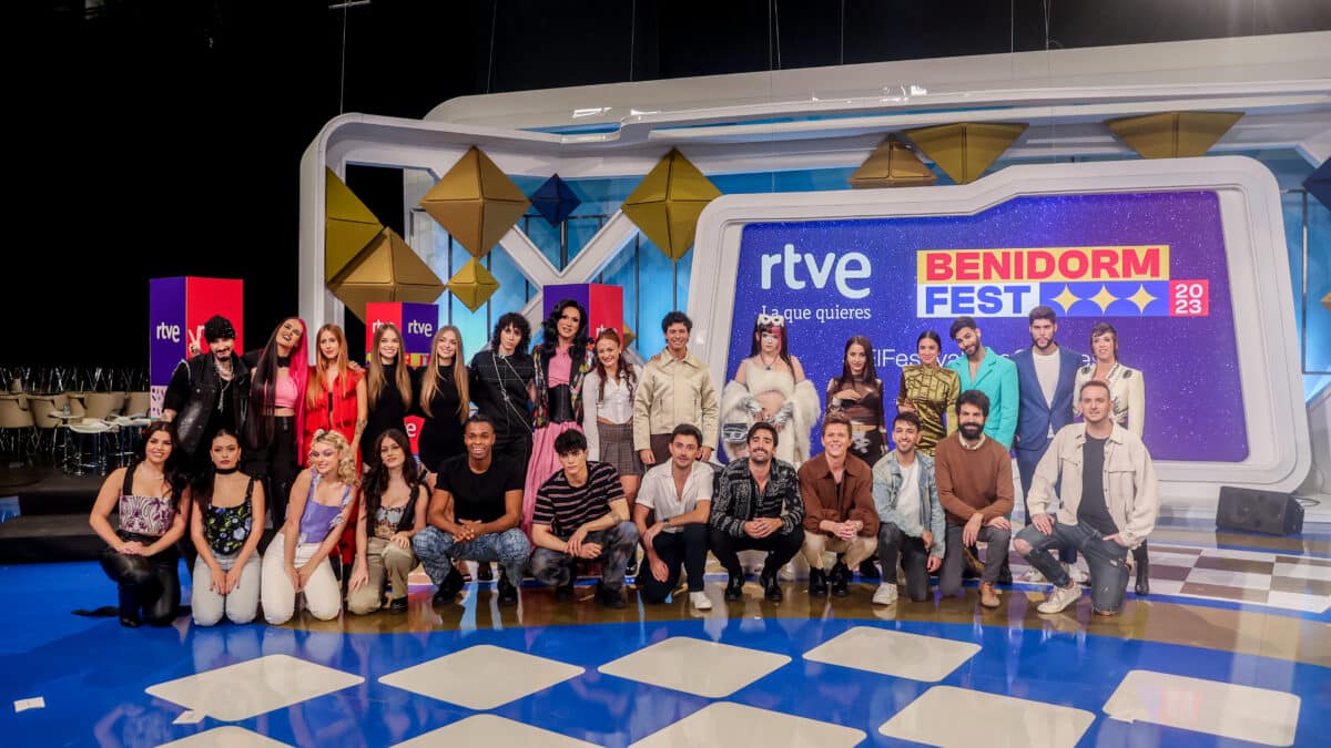Todos los artistas seleccionados para el Benidorm Fest 2023 posan para los medios gráficos en la presentación de Radio Televisión Española (RTVE)