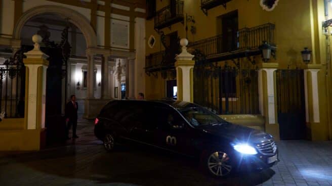 Un coche fúnebre, a las puertas de la basílica de la Macarena en la noche de este miércoles.