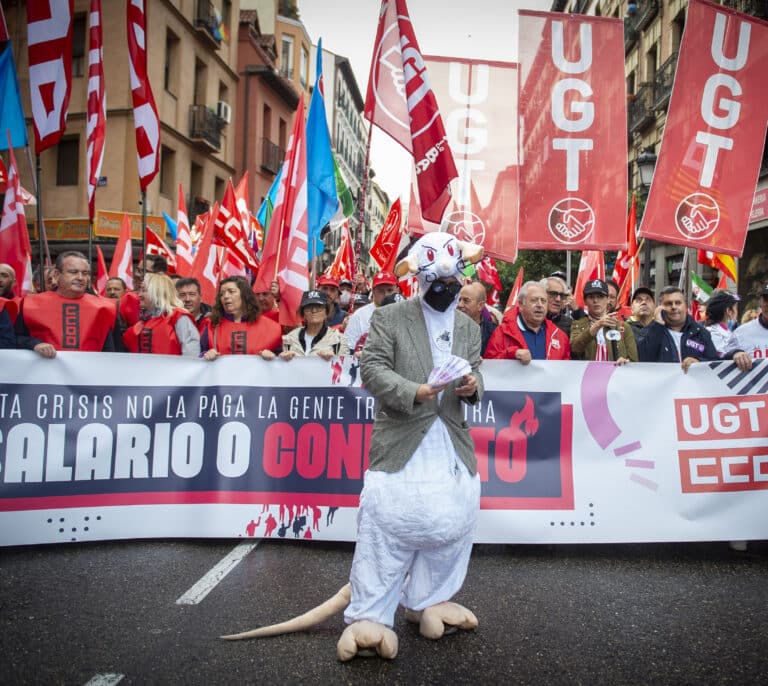 'Salario o conflicto': los sindicatos se echan a la calle contra la CEOE, no contra el Gobierno