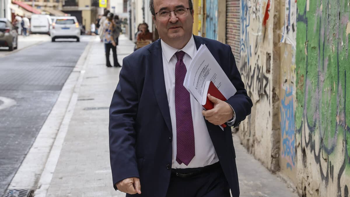 El ministro de Cultura, Miquel Iceta, a su llegada a la librería Ramón Llull antes de reunirse con el sector cultural en València.