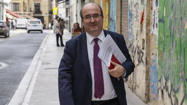 El ministro de Cultura, Miquel Iceta, a su llegada a la librería Ramón Llull antes de reunirse con el sector cultural en València.