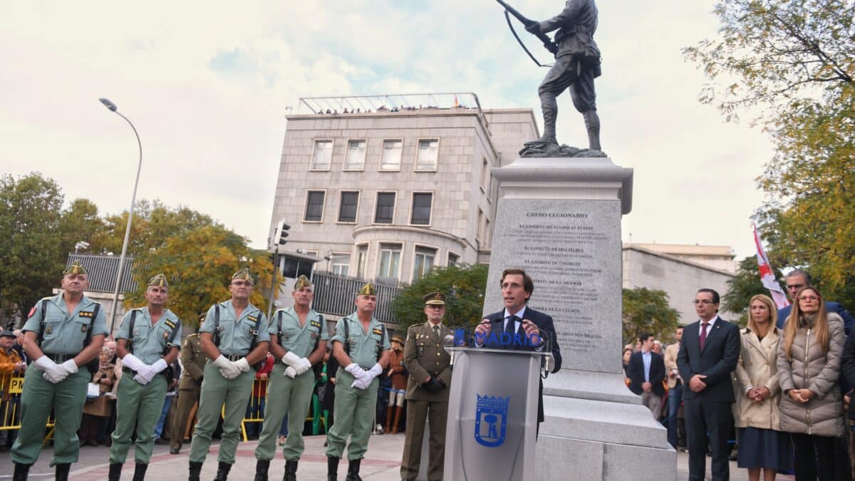 El alcalde de Madrid, José Luis Martínez-Almeida, interviene en la inauguración de la Estatua al Legionario
