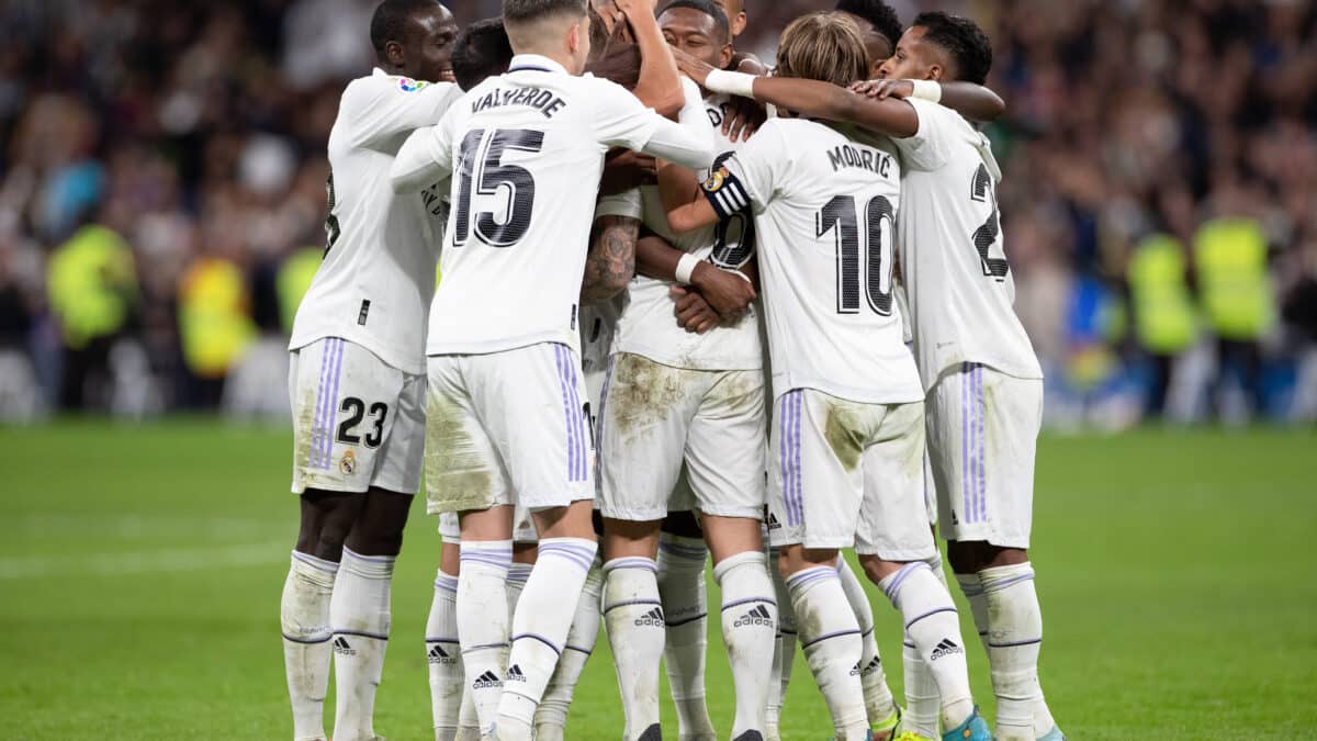 Toni Kroos del Real Madrid celebra un gol con sus compañeros durante la liga española, la Liga Santander,